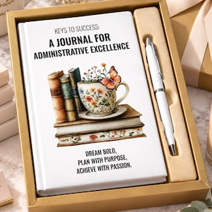 以下が含まれることがあります： KEYS TO SUCCESS: A JOURNAL FOR ADMINISTRATIVE EXCELLENCEというタイトルの白いハードカバーの日記帳。本、花柄のティーカップ、蝶のグラフィックが描かれ、白いペンと共に金色のギフトボックスに入っており、DREAM BOLD, PLAN WITH PURPOSE, ACHIEVE WITH PASSIONというテキストが記されています。