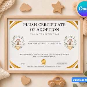 Könnte beinhalten: Ein gerahmtes "Plüsch-Adoptionszertifikat" mit Text und Illustrationen. Das Zertifikat enthält den Text "Hiermit wird bescheinigt, dass offiziell adoptiert wurde" und "Wer verspricht, viele Umarmungen zu geben, Sie auf Abenteuer mitzunehmen und Sie für immer zu beschützen."