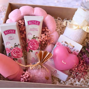 Caja de regalo de spa de rosas búlgaras para ella, set de cuidado facial de lujo, paquete de autocuidado relajante para mamás primerizas, regalo romántico para mujeres.