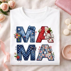 Könnte beinhalten: Weißes T-Shirt mit dem Wort "MAMA" in einem Patchwork-Design. Die Buchstaben sind mit floralen und Schleifenakzenten verziert, und die Buchstaben sind in blauen, roten und floralen Mustern gehalten.