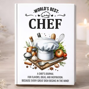 Peut inclure: Un journal blanc avec l'inscription "WORLD'S BEST CHEF" et une illustration d'un chapeau de chef. La couverture présente une planche à découper en bois avec des légumes, des épices et un chapeau de chef. Le texte en bas indique "A CHEF'S JOURNAL".