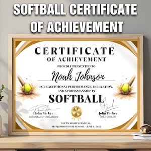 以下が含まれることがあります： 木製のフレームに入ったソフトボールの表彰状。証明書は、金と白のデザインで、「達成証明書」と「ソフトボール」の文字が入っています。ノア・ジョンソンに優れた業績が授与されました。