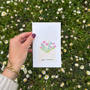 Carte d’anniversaire en aquarelle. Enveloppe et fleurs.