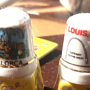 Vintage Thimble Collection Set with Yellow Porcelain Display Stands St Louis Gateway Arch, Mallorca Spain Gold Tone Metal Sewing Lot of 5