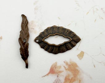 Small Woodland Leaf and Toggle Clasp Set, Antique Natural Brass