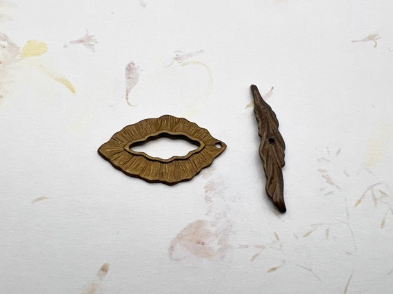 Trinity Brass Vintage Patina Leaf Toggle Set, Small Leaf Charm With Leaf Toggle Bar, Etched Leaf And Toggle Bar Clasp