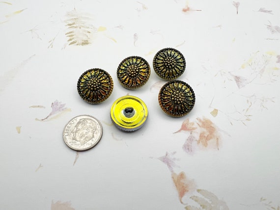 Sunflower Button, 18mm Round, Sunflower Design, Antiqued Golden Yellow, Shank Button, Czech Glass Button
