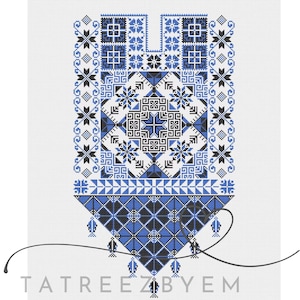 Puede incluir: Un detallado patrón de punto de cruz en azul, negro y blanco, con motivos geométricos y florales. El diseño incluye un patrón central en forma de estrella y un borde de formas repetidas. El texto "TATREEZ BYEM" está en la parte inferior.