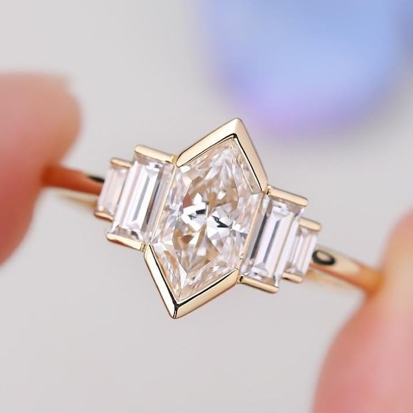 Anillo holandés de moissanita talla marquesa, engaste de media montura, oro amarillo.