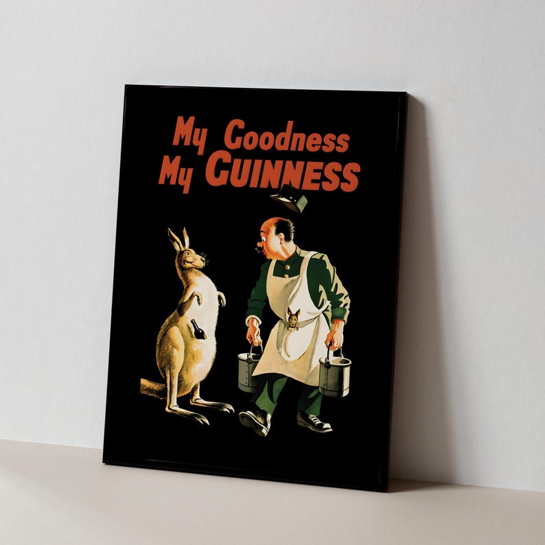 K&ouml;nnte beinhalten: Gerahmter Druck mit einer Vintage-Werbung f&uuml;r Guinness. Das Bild zeigt ein K&auml;nguru mit einer Flasche und einen Mann in gr&uuml;ner Uniform, der Eimer tr&auml;gt. Der Text "My Goodness My Guinness" steht in Orange oben.