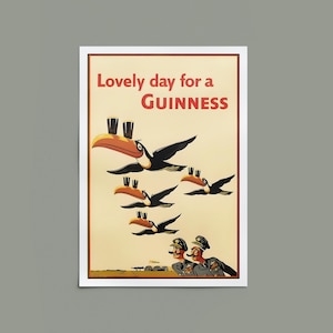 Może przedstawiać: Winietkowe ogłoszenie Guinnessa przedstawiające grupę tukanów niosących szklanki piwa Guinness. Tukany przelatują nad grupą żołnierzy w mundurach. Tekst głosi "Lovely day for a GUINNESS".