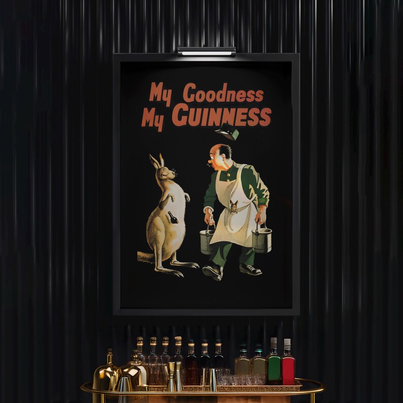 K&ouml;nnte beinhalten: Gerahmtes Vintage-Guinness-Poster mit einem K&auml;nguru und einem Mann, der Eimer tr&auml;gt. Der Text "My Goodness My Guinness" ist orange. Das Kunstwerk befindet sich vor einem schwarzen Hintergrund, ideal f&uuml;r eine Bar.