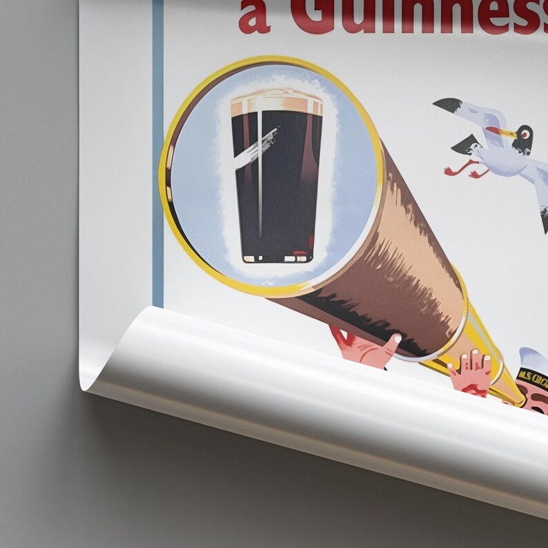Op de afbeelding: Vintage Guinness-advertentieposter. De poster toont een pint Guinness stout bekeken door een telescoop. De telescoop wordt door handen vastgehouden en een zeemeeuw staat op de achtergrond. De poster heeft een blauw-witte achtergrond met rode tekst.