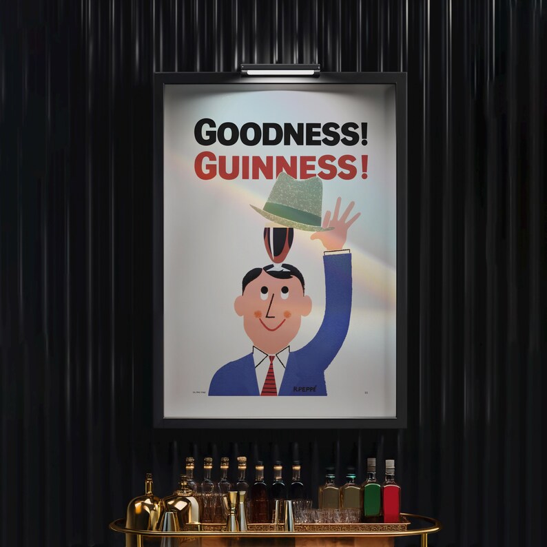 Puede incluir: Un p&oacute;ster vintage enmarcado de Guinness. Presenta un hombre de dibujos animados con traje azul y corbata roja, equilibrando un sombrero sobre su cabeza. El texto "GOODNESS! GUINNESS!" se muestra encima de la ilustraci&oacute;n. El p&oacute;ster est&aacute; montado en una pared negra.