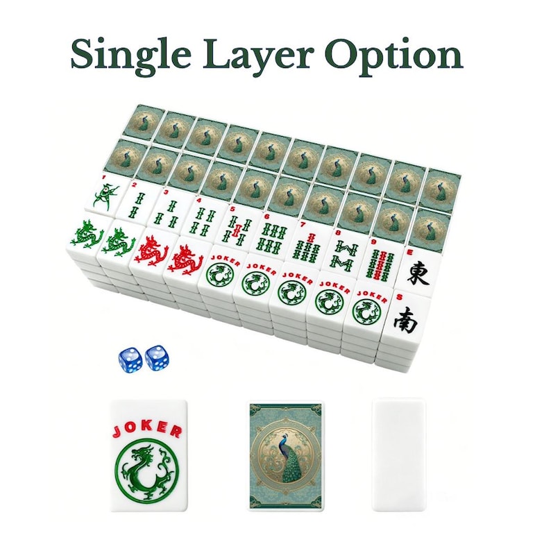 Puede incluir: Un juego de fichas de Mahjong blancas con s&iacute;mbolos de dragones verdes y rojos, texto Joker y patrones de bamb&uacute; numerados. El reverso de las fichas muestra un dise&ntilde;o de pavo real en azul verdoso. Incluye dos dados azules. Texto Single Layer Option.