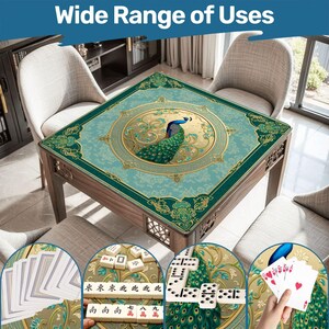 Puede incluir: Una mesa de juego cuadrada de madera con una superficie de color verde azulado y dorado con un patr&oacute;n de pavo real. La mesa est&aacute; rodeada por cuatro sillas. Los recuadros muestran naipes, fichas de mahjong y domin&oacute;s con el texto Wide Range of Uses.