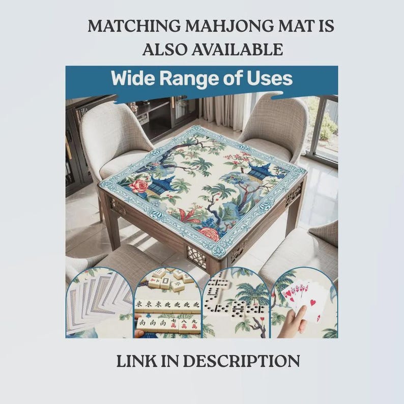 Op de afbeelding: Een vierkante mahjongtafel bedekt met een cr&egrave;mekleurige mat met blauwe pagodes, palmbomen en bloemmotieven. De afbeelding bevat de tekst MATCHING MAHJONG MAT IS ALSO AVAILABLE, Wide Range of Uses en LINK IN DESCRIPTION.