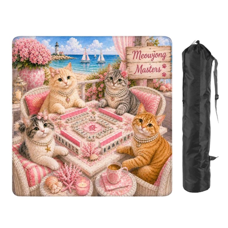 Op de afbeelding: Vier katten spelen mahjong op een vierkante mat met een strandsc&egrave;ne. De katten dragen parelkettingen en zitten rond een tafel met mahjongtegels. De mat heeft een roze en wit patroon. Inclusief een zwarte draagtas.