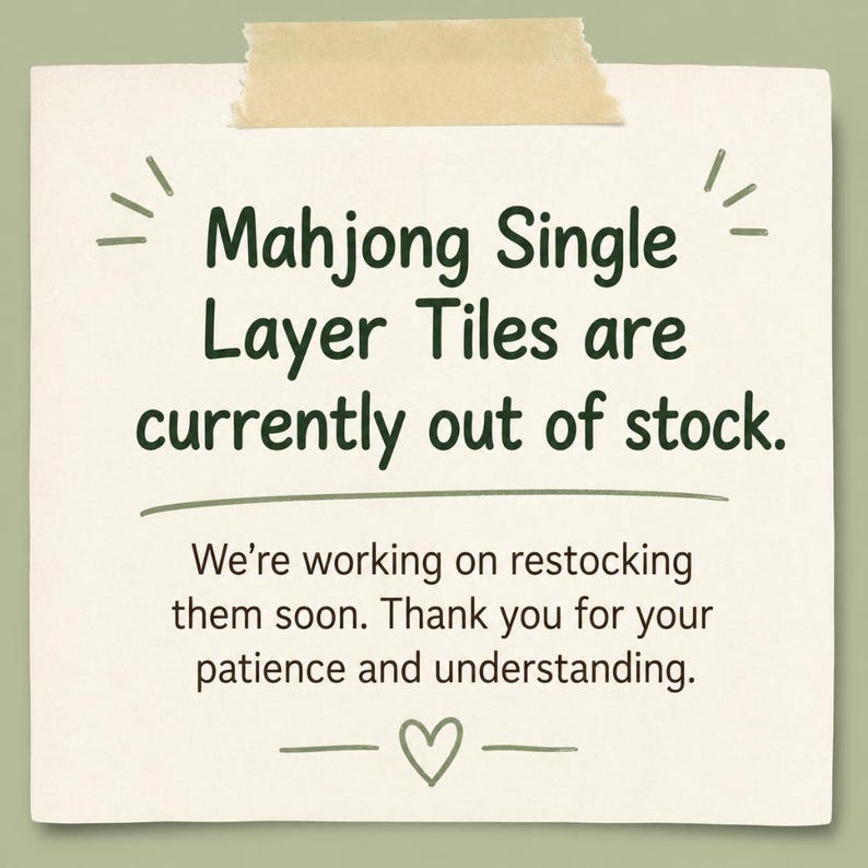 Puede incluir: Una nota cuadrada de color blanco roto sujeta con un trozo de cinta adhesiva beige, con el texto en verde oscuro: Mahjong Single Layer Tiles are currently out of stock. We're working on restocking them soon. Thank you for your patience and understanding.