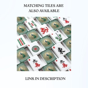Puede incluir: Una colecci&oacute;n de fichas de Mahjong que incluye piezas blancas con caracteres chinos en rojo y negro, patrones de bamb&uacute; verde y fichas circulares con una ilustraci&oacute;n detallada de un pavo real. El texto MATCHING TILES ARE ALSO AVAILABLE y LINK IN DESCRIPTION aparece.