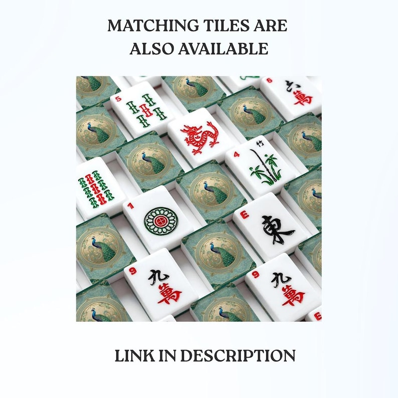 Puede incluir: Una colecci&oacute;n de fichas de Mahjong que incluye piezas blancas con caracteres chinos en rojo y negro, patrones de bamb&uacute; verde y fichas circulares con una ilustraci&oacute;n detallada de un pavo real. El texto MATCHING TILES ARE ALSO AVAILABLE y LINK IN DESCRIPTION aparece.