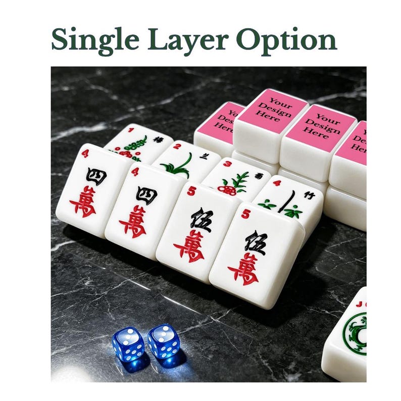 Puede incluir: Un juego de fichas de mahjong blancas con varios grabados de caracteres y palos en rojo, verde y negro, junto a dos dados azules transl&uacute;cidos. Varias fichas tienen una superficie superior rosa con el texto Your Design Here.