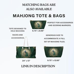 Puede incluir: Un bolso tote y dos estuches con cremallera de color verde oscuro con un dise&ntilde;o de pavo real en un marco circular dorado. El bolso mide 61 cm por 33 cm. El estuche peque&ntilde;o mide 17 cm por 22 cm y el grande mide 25 cm por 32 cm.