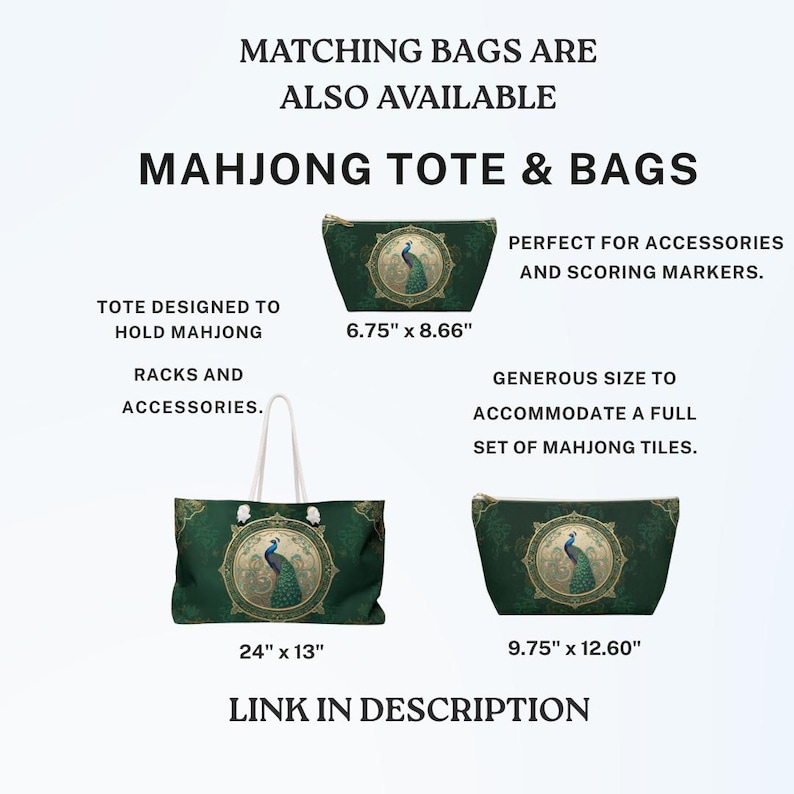 Puede incluir: Un bolso tote y dos estuches con cremallera de color verde oscuro con un dise&ntilde;o de pavo real en un marco circular dorado. El bolso mide 61 cm por 33 cm. El estuche peque&ntilde;o mide 17 cm por 22 cm y el grande mide 25 cm por 32 cm.