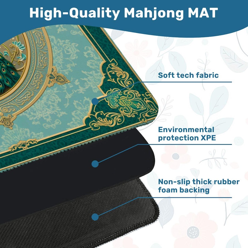 Puede incluir: Una alfombrilla de mahjong multicapa con un patr&oacute;n inspirado en un pavo real en tonos verde azulado y dorado en la superficie superior, una capa intermedia de XPE ecol&oacute;gico y una base de espuma de caucho negra antideslizante.