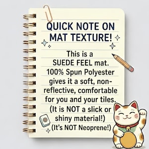 Puede incluir: Un bloc de notas con encuadernaci&oacute;n en espiral dorada y un clip. El bloc de notas tiene el texto "QUICK NOTE ON MAT TEXTURE!" y describe una alfombra con tacto de ante hecha de 100% poli&eacute;ster hilado. Un gato de dibujos animados est&aacute; en la esquina inferior derecha.