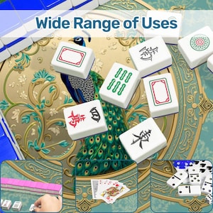 Puede incluir: Una colecci&oacute;n de fichas de mahjong blancas con s&iacute;mbolos verdes, rojos y negros, con una imagen central de un pavo real. La pantalla incluye im&aacute;genes insertadas m&aacute;s peque&ntilde;as que muestran fichas rosas, naipes y domin&oacute;s blancos con puntos negros.