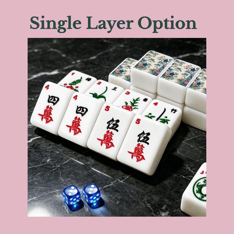 Op de afbeelding: Een set witte Mahjong-tegels met rode en zwarte Chinese karakters en groene bamboesymbolen, samen met twee doorzichtige blauwe dobbelstenen. De tekst 'Single Layer Option' staat boven de tegels, die zijn voorzien van bloemmotieven.