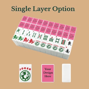Puede incluir: Un conjunto de fichas de mahjong rectangulares blancas dispuestas en cuadr&iacute;cula, con motivos de dragones verdes y rojos, n&uacute;meros y caracteres chinos. La parte superior de cada ficha tiene un &aacute;rea rosa con el texto Your Design Here.