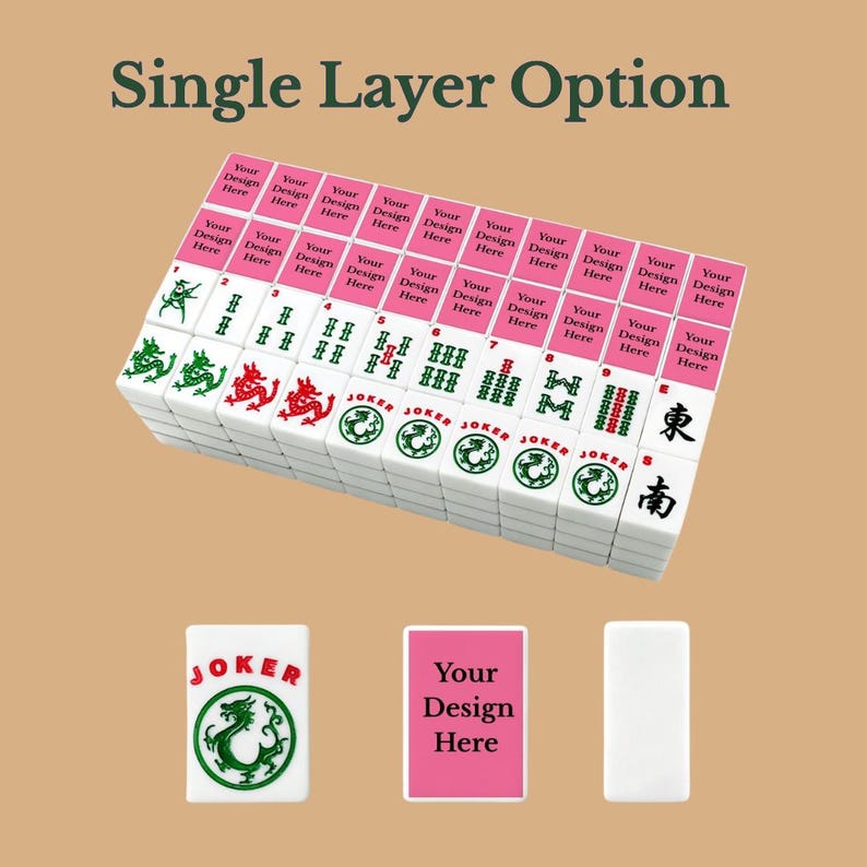 Puede incluir: Un conjunto de fichas de mahjong rectangulares blancas dispuestas en cuadr&iacute;cula, con motivos de dragones verdes y rojos, n&uacute;meros y caracteres chinos. La parte superior de cada ficha tiene un &aacute;rea rosa con el texto Your Design Here.
