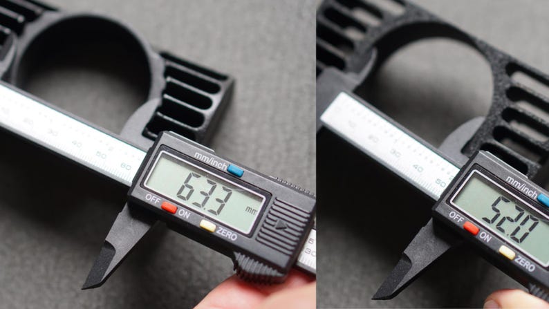 Puede incluir: Primer plano de un objeto negro que se mide con un calibrador digital. El calibrador muestra medidas de 63,3 mm y 52,0 mm. El objeto tiene un dise&ntilde;o circular con una serie de aberturas rectangulares.