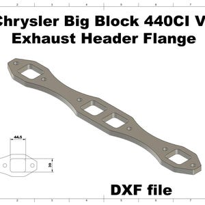 Könnte beinhalten: Graue Auspuffkrümmerflansch für einen Chrysler Big Block 440CI V8 Motor. Der Flansch hat eine einzigartige Form mit quadratischen Öffnungen und ist als DXF-Datei gekennzeichnet. Maße sind in Millimetern angegeben.