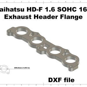 以下が含まれることがあります： ダイハツHD-F 1.6 SOHC 16Vエンジンの排気ヘッダーフランジ。金属製のグレー色で、複数の円形開口部と正方形の開口部があります。画像には「DXF file」のテキストと36.9mmの測定値が含まれています。