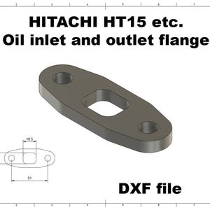 以下が含まれることがあります： Hitachi HT15 用のグレーのオイルインレットとアウトレットフランジ。中央に正方形の開口部と2つの円形の穴があります。画像にはDXFファイルと、18.5、15.5、51 mmの寸法図が含まれています。