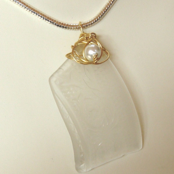 White Lace and Pearl wirewrapped Pendant G118