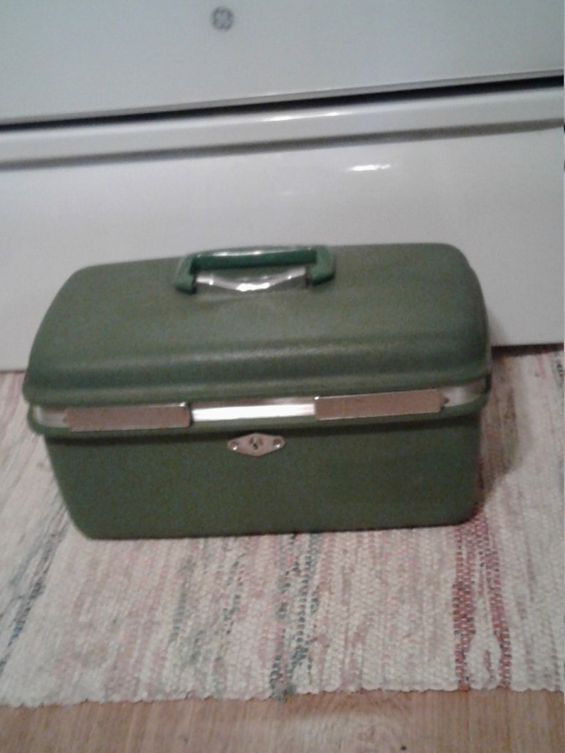vintage royal traveller train case