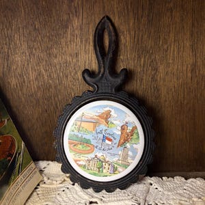 Sottopentola vintage della Carolina del Nord / Sottopentola souvenir in ghisa / Monumenti dello stato della Carolina del Nord / Arredamento da cucina di metà secolo / Great Smoky Mountains