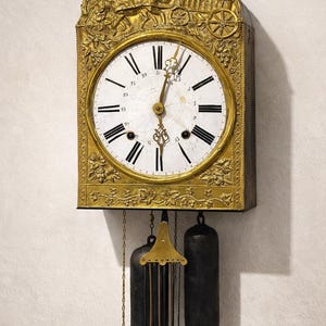 Reloj Comtoise francés antiguo: Dorrer & Charles, frontón de carruaje tirado por caballos