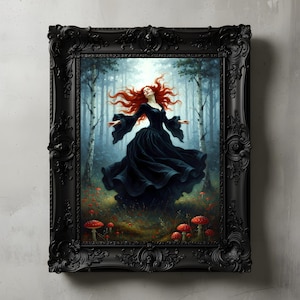 Puede incluir: Impresión artística enmarcada en un marco negro ornamentado. La imagen representa a una mujer con cabello rojo y un vestido negro en un bosque. Hay setas rojas en primer plano.