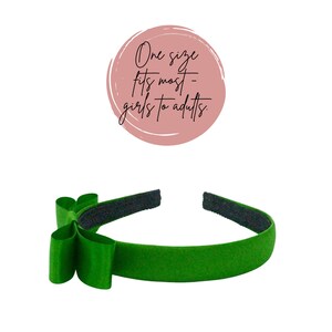 Puede incluir: Diadema de terciopelo verde con un gran lazo. Talla &uacute;nica - se adapta a la mayor&iacute;a - ni&ntilde;as a adultas.