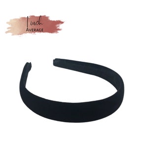 Puede incluir: Una diadema de terciopelo negro, de 2,5 cm de ancho. La diadema es un dise&ntilde;o simple y cl&aacute;sico.