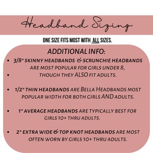以下が含まれることがあります： 「Headband Sizing」の文字とサイズ情報が記載されたピンク色のグラフィック。ほとんどの方にワンサイズで対応し、ヘアバンドの幅に関する追加情報として、3/8インチ、1/2インチ、1インチ、2インチと記載。各サイズが誰に最適かも記載されています。