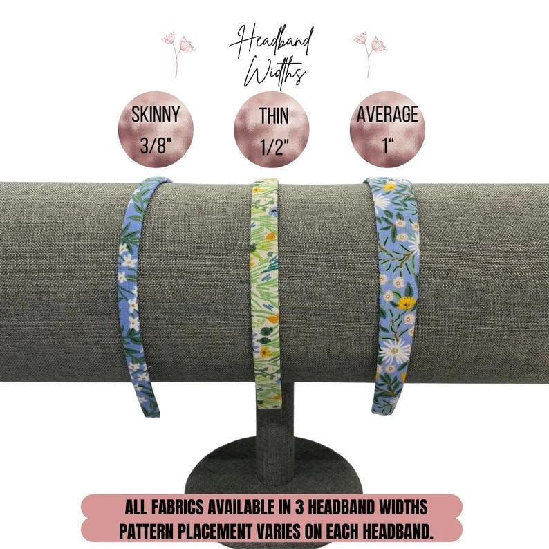 Peut inclure: Trois bandeaux en tissu de diff&eacute;rentes largeurs : fin (0,95 cm), moyen (1,27 cm) et large (2,54 cm). Chaque bandeau pr&eacute;sente un motif floral. Le texte "Headband Widths" est en haut et "All fabrics available in 3 headband widths" est en bas.
