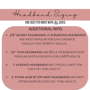 Op de afbeelding: Een roze en witte afbeelding met de tekst "Headband Sizing" en "One size fits most with all sizes." De afbeelding bevat ook informatie over verschillende hoofdbandmaten en hun typische pasvorm. Bijvoorbeeld, 3/8" dunne hoofdbanden zijn het populairst voor meisjes onder de 8 jaar, hoewel ze ook voor volwassenen passen.