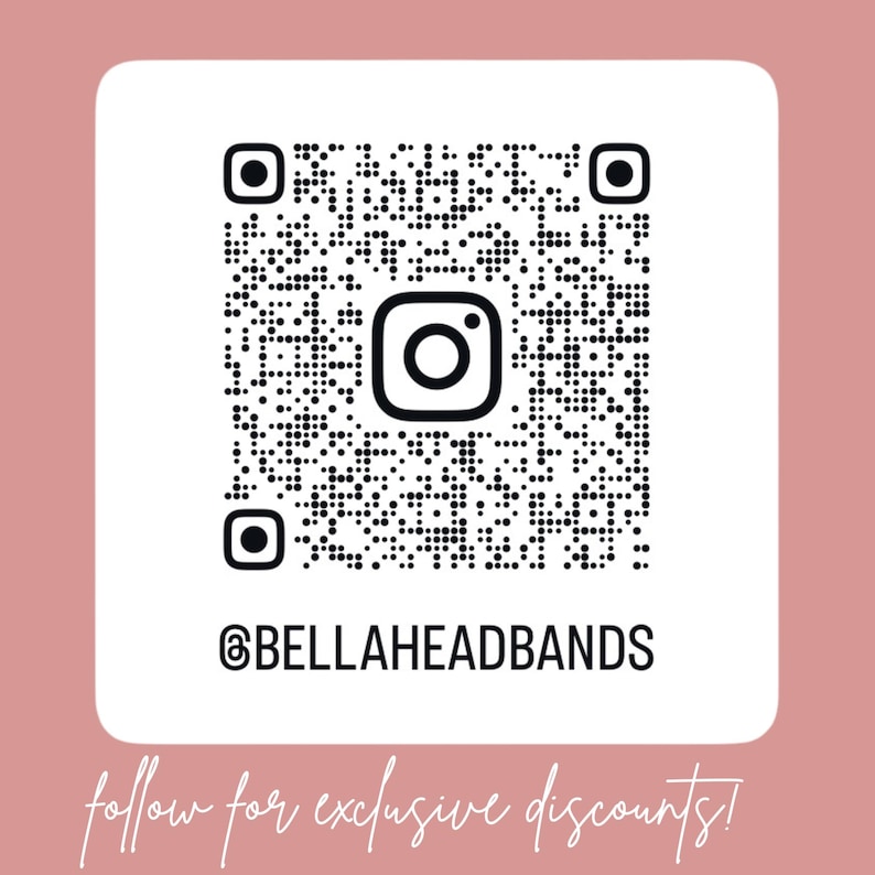 Peut inclure: Un carr&eacute; blanc avec un code QR noir et le nom d'utilisateur Instagram @BELLAHEADBANDS. Le texte "follow for exclusive discounts!" est &eacute;crit en cursive. Le fond est rose p&acirc;le.