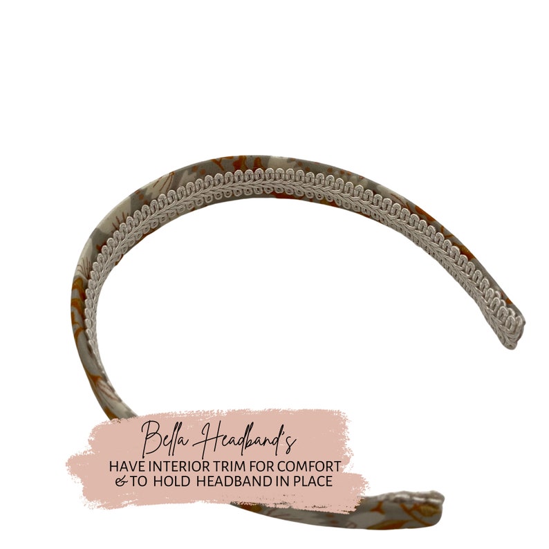 Op de afbeelding: Een beige hoofdband met een bloemenprint en witte bies. De hoofdband heeft een tekstoverlay die "Bella Headbands" en "Have interior trim for comfort & to hold headband in place" luidt.